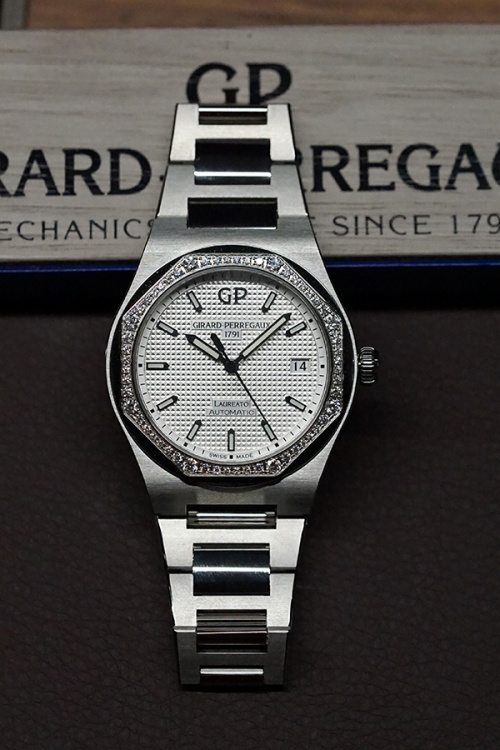 Girard-Perregaux Laureato